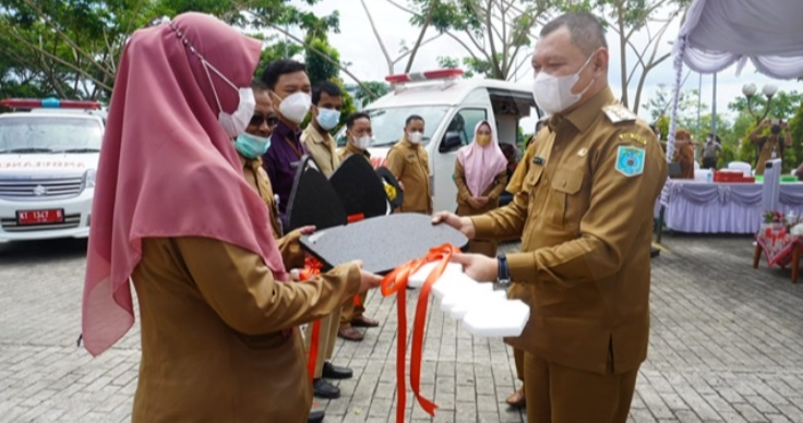 Bupati Serahkan 9 Ambulance, Komitmen Tingkatkan Layanan Kesehatan di Kabupaten Paser